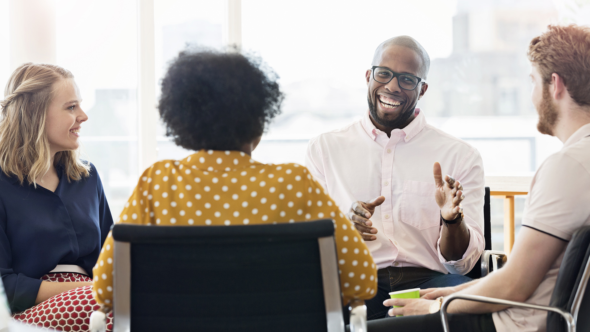 Uma discussão em grupo com colegas de trabalho.
