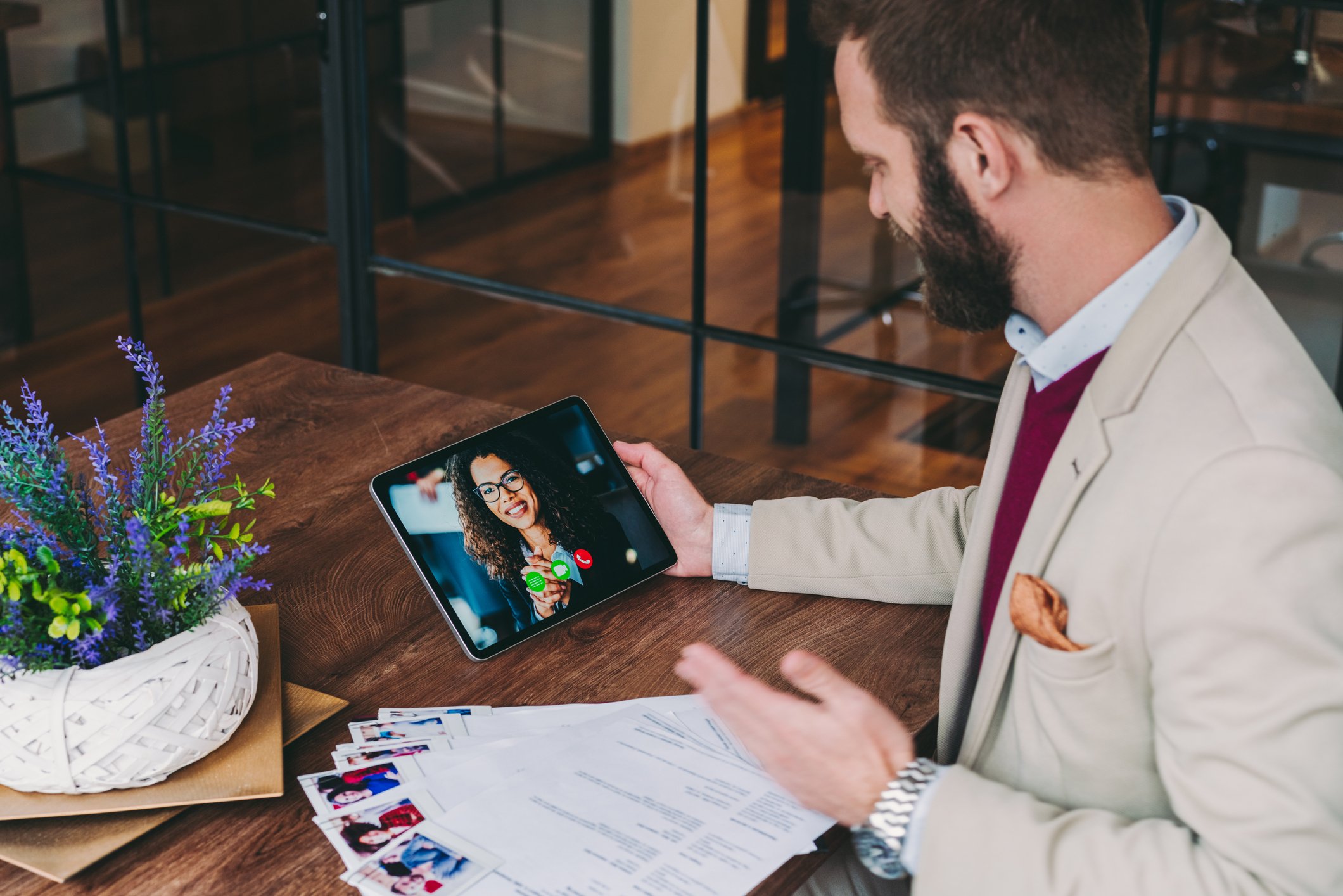 Um homem realiza uma entrevista por vídeo em um tablet.