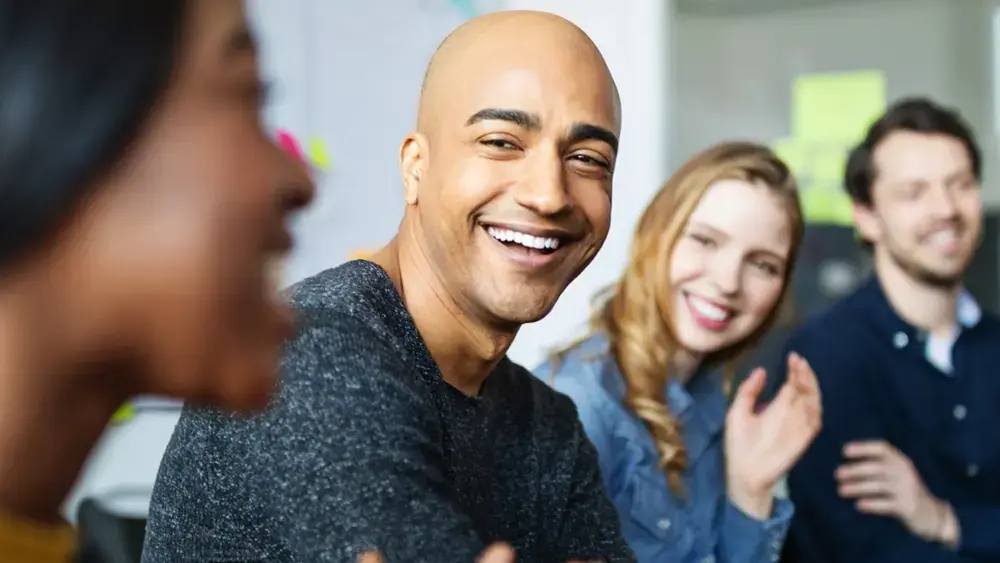 Uma discussão entre um grupo de colegas de trabalho em uma mesa redonda.