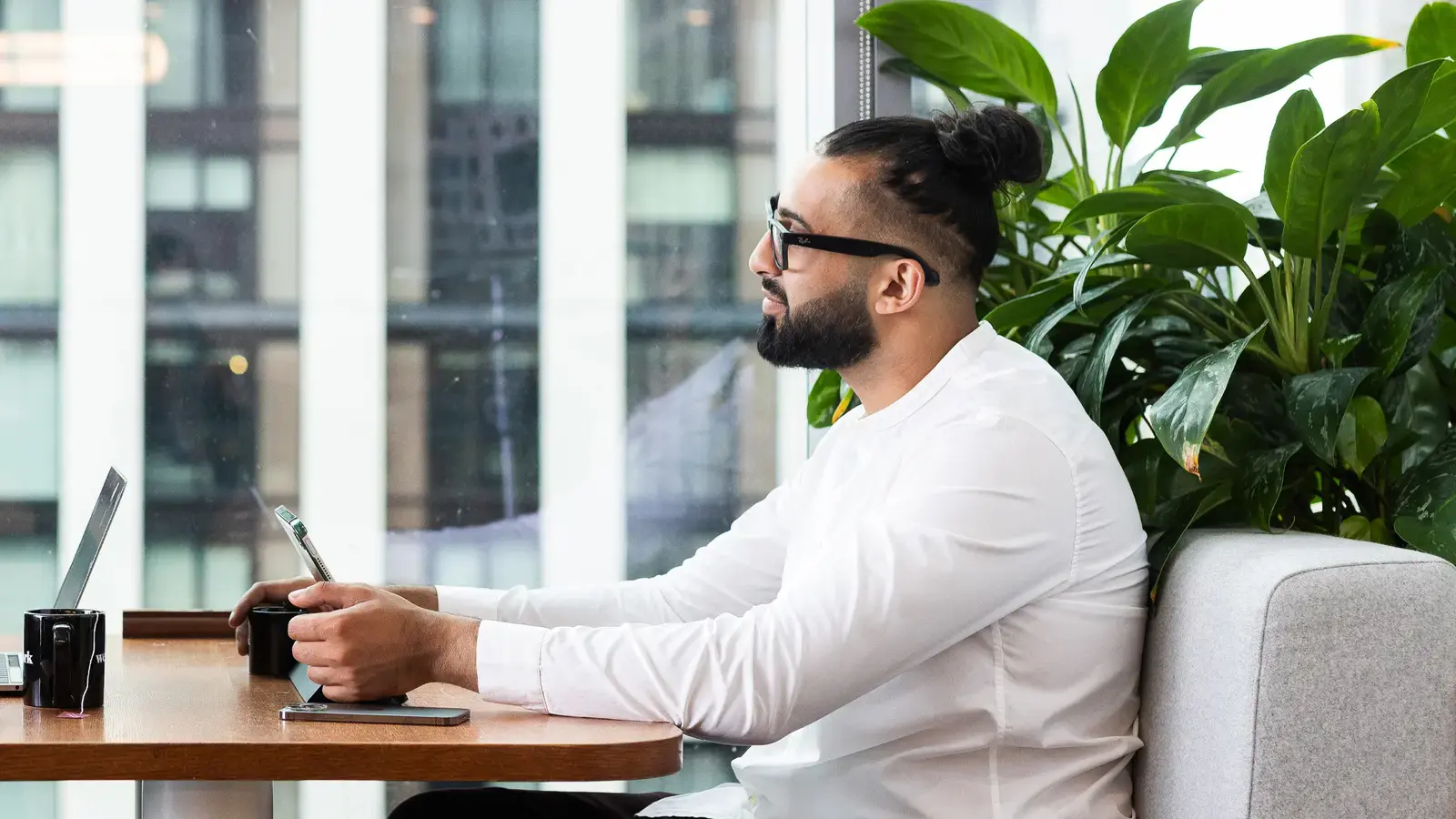 Two colleagues in a meeting.