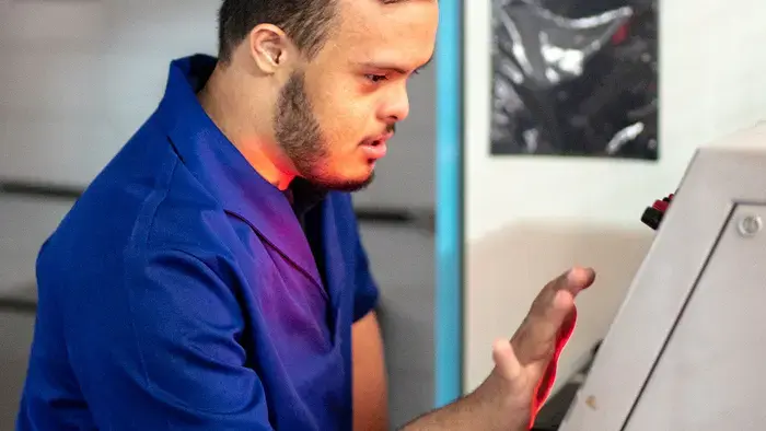 Jovem trabalhando em uma tela sensível ao toque.