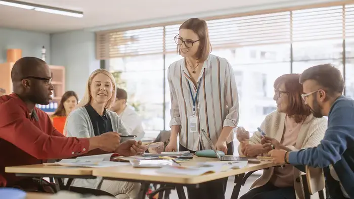 Uma discussão está acontecendo em uma mesa com colegas de trabalho.